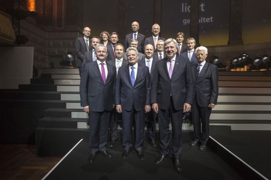 Alle Preisträger 2015 mit Prof. Reimund Neugebauer (Fraunhofer-Präsident), Joachim Gauck (Bundespräsident) und Volker Bouffier (Ministerpräsident Hessen). (v.l.n.r.) © Dirk Mahler/Fraunhofer